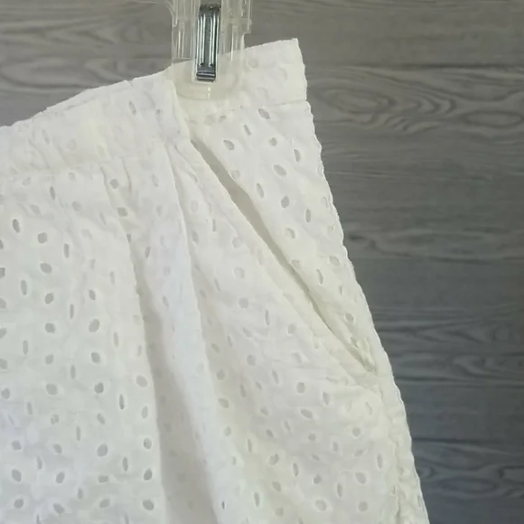 H&M // conscious collection white eyelet shorts - Picture 4 of 16